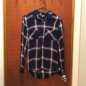 Cute lightweight plaid long sleeve shirt. Front pockets with buttons.